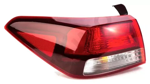 Farol trasero izquierdo de un Kia Rio Sedán 2018 en adelante, pieza de repuesto para automóviles en Chile.