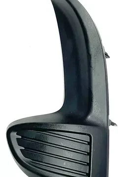 Farol neblinero izquierdo de un auto Toyota Yaris del año 2021 hacia adelante, en color blanco.