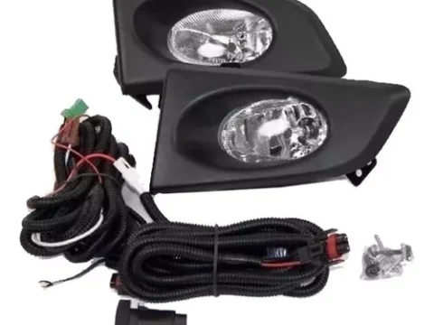 Kit de neblineros para un Honda Fit 2010/2014 que incluye botonera y ramal de cables, ideal para conducir con mayor visibilidad en condiciones de neblina.