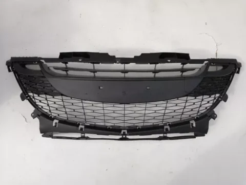 Rejilla del parachoques delantero de un Mazda 3 modelo 2010/2011 con tapa para gancho de remolque, ideal para vehículos en Chile.