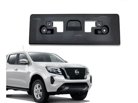 Placa porta patente para el parachoques delantero de un Nissan New Navara 2021 en adelante, en Chile.