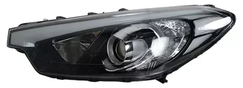 Fotografía del faro delantero izquierdo de un automóvil Kia Cerato fabricado entre 2013 y 2016.
