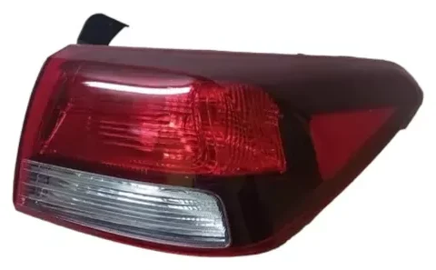 Farol trasero derecho de un automóvil Kia Rio Sedán del año 2018 en adelante.