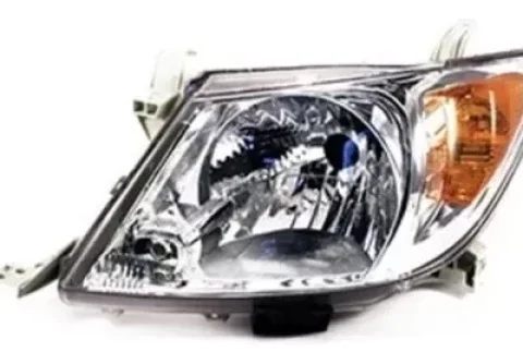 Optico Izquierdo Toyota Hilux Vigo 2005/2008 - Detalle del faro delantero izquierdo de un vehículo Toyota Hilux Vigo fabricado entre 2005 y 2008.