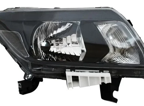 Faro delantero derecho de un camioneta Nissan Np300 modelo 2016 a 2020, con detalles de diseño y tecnología. Altamente solicitado en Chile.