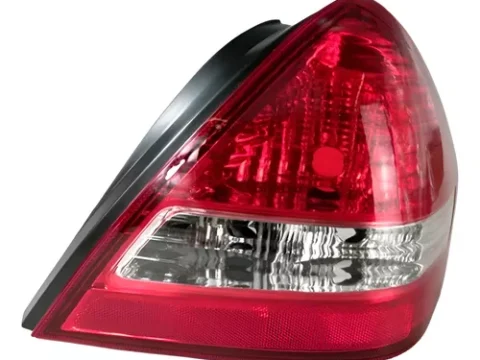 Imagen de un farol trasero derecho de un Nissan Tiida Sedán de fabricación mexicana, modelo de reemplazo 11-6323-A1. Ideal para automóviles en Chile.