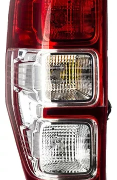 Fotografía detallada del farol trasero izquierdo de un Ford Ranger modelo 2013 a 2020.