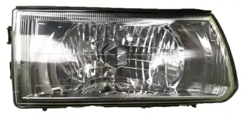 Frente de un Mitsubishi L300 modelo 2005-2015 con el faro izquierdo en primer plano.