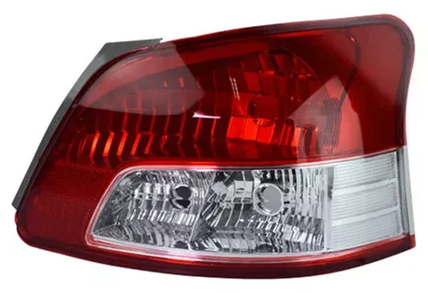 Luz trasera derecha de un automóvil Toyota Yaris Sedán del año 2006 al 2013.