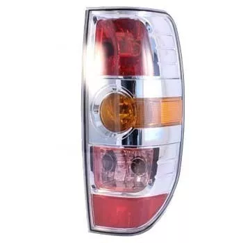 Luces traseras de un vehículo Mazda BT50 del año 2009 a 2012, lado derecho.