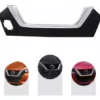 Moldura cromada para la máscara del Nissan Versa 2020 en adelante, vista principal. Accesorio de automóvil en Chile.