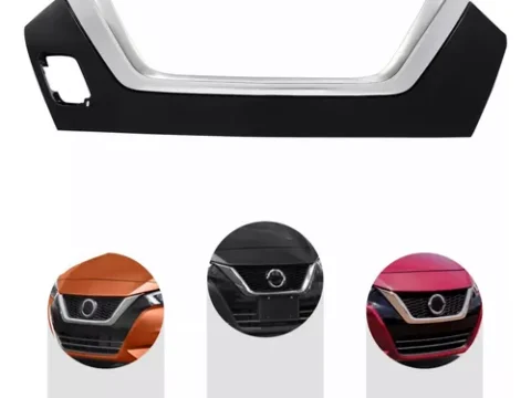 Moldura cromada para la máscara del Nissan Versa 2020 en adelante, vista principal. Accesorio de automóvil en Chile.