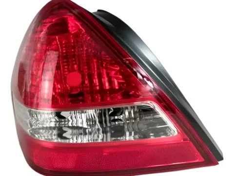 Faro trasero izquierdo de un Nissan Tiida Sedán, modelo mexicano - imagen principal.