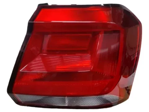 Farol trasero derecho ahumado de un Volkswagen Gol G7 modelo 2016/2019.
