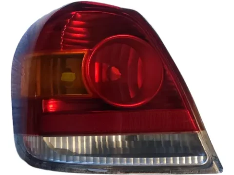Farol trasero izquierdo de un automóvil Toyota Yaris modelo sedan del año 2003 al 2005.