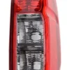 Detalle del farol trasero derecho de un Nissan Navara modelo 2008 a 2015, en una imagen de alta calidad.