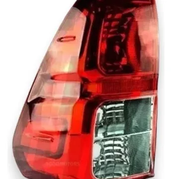 Farol trasero izquierdo de un vehículo Toyota Hilux Revo del año 2016 al 2019, con su respectivo soquete en Chile.