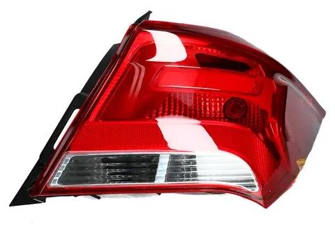Farol trasero derecho de un automóvil Chevrolet Onix modelo 2016 a 2020, listo para ser reemplazado. Número de parte: 11-E339-05.