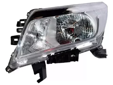 Faro delantero izquierdo de un camioneta Nissan NP300 modelo 2016 a 2020.