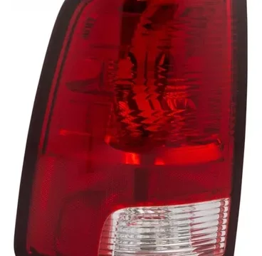 Fotografía detallada del farol trasero izquierdo de un Dodge Ram 1500 del año 2009 a 2014, ideal para identificar repuestos en Chile.