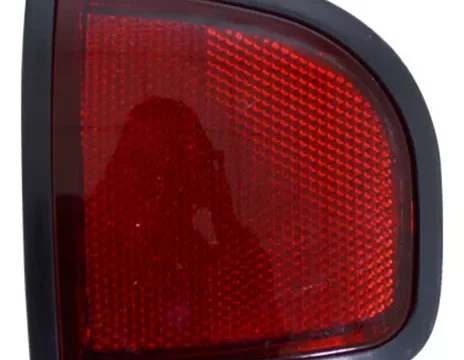 Reflector Trasero Izquierdo de un modelo Mitsubishi L200 fabricado entre 2007 y 2015.
