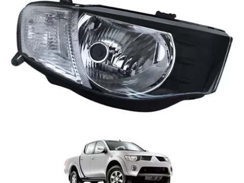 Frente de un Mitsubishi L200 blanco modelo 2006-2015 en excelente estado, detalle del óptico derecho de la camioneta.