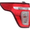 Detalle del farol trasero izquierdo de un vehículo Ford Explorer modelo 2011 a 2014