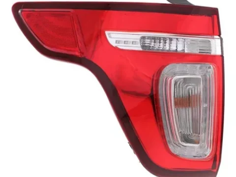 Detalle del farol trasero izquierdo de un vehículo Ford Explorer modelo 2011 a 2014