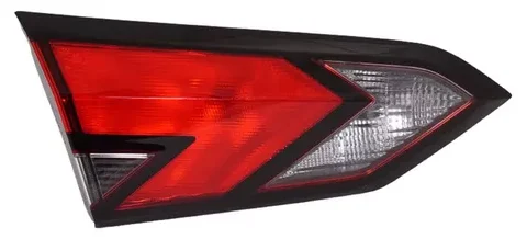 Detalle del farol trasero interior izquierdo de un Nissan Versa 2020 en adelante, con enfoque en el mercado chileno.