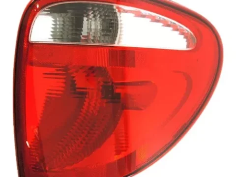 Fotografía detallada del farol trasero derecho de un Dodge Caravan fabricado entre 2004 y 2007, ideal para identificación de repuestos en Chile.