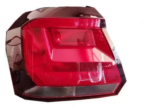 Fotografía del farol trasero izquierdo de un Volkswagen Gol G7 2016/2019 de color humo
