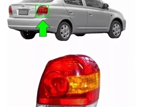 Luz trasera derecha de un auto Toyota Yaris modelo sedán del año 2003 al 2005, en color rojo.