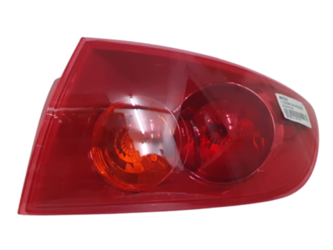Detalle del farol trasero derecho de un Mazda 3 Hatchback modelo 2004 a 2006 en color rojo