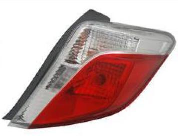 Repuesto de farol trasero izquierdo para Toyota Yaris Hatchback, modelo 2012 a 2014, vista principal. Ideal para el mercado chileno.
