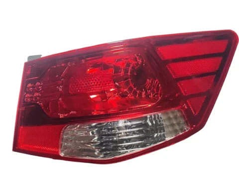 Foco trasero derecho de un automóvil Kia Cerato del año 2009 al 2014.