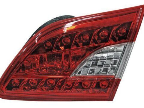 Fotografía de un farol trasero interior izquierdo para un Nissan Sentra del año 2013 al 2015.
