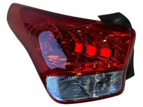 Faro trasero izquierdo del automóvil Hyundai Verna 1.4 modelo 2020/2022, vista de cerca y en perfecto estado.