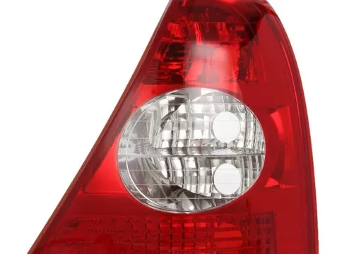 Detalle de la luz trasera derecha de un automóvil Renault Clio Hatchback 2002/2005