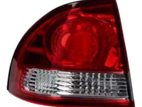 Repuesto de farol trasero izquierdo exterior para Chevrolet Corsa Plus del año 2006 al 2008. Imagen principal del producto en alta calidad.