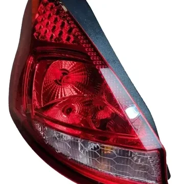 Foto de alta calidad del faro trasero izquierdo de un Ford Fiesta Hatchback modelo 2011 a 2013.