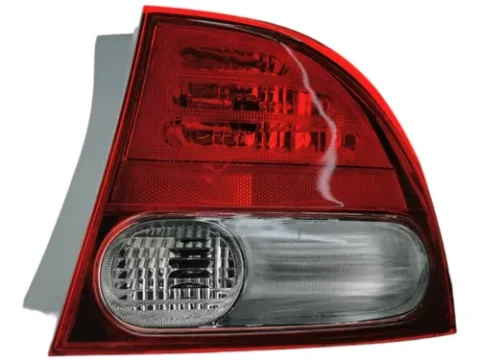 Luces traseras de un Honda Civic Sedan modelo 2007/2011 con intermitente blanco en el farol trasero derecho.
