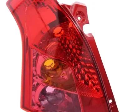 Detalle del farol trasero izquierdo de un Suzuki Swift modelo 2008 a 2010.