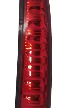 Farol trasero derecho del auto Mahindra Scorpio 2007-2015, vista desde arriba.