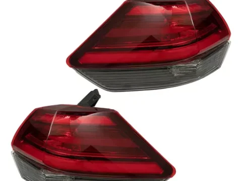 Farol trasero exterior derecho de un Nissan X-Trail 2018/2022 con luces LED. Repuesto original para el mercado chileno.