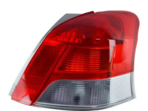 Farol trasero derecho de Toyota Yaris Hatchback 2009/2011 en color rojo/ambar. Se enfoca en el detalle del diseño y color del farol trasero de este modelo de auto. Dirigido a audiencia chilena interesada en repuestos de vehículos.