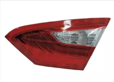 Farol trasero interior izquierdo de un Ford Focus Sedan del año 2012 al 2014, repuesto de auto en venta en Chile.