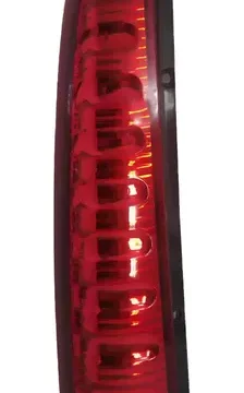 Repuesto de farol trasero izquierdo para Mahindra Scorpio del año 2007 al 2015. Producto de alta calidad y durabilidad para automóviles. Ideal para reemplazar faroles dañados en vehículos en Chile.