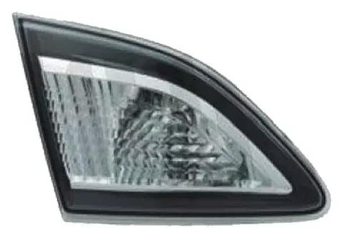 La imagen muestra el farol trasero interior derecho de un Mazda 3 Sedan, correspondiente al modelo de 2011/2014.