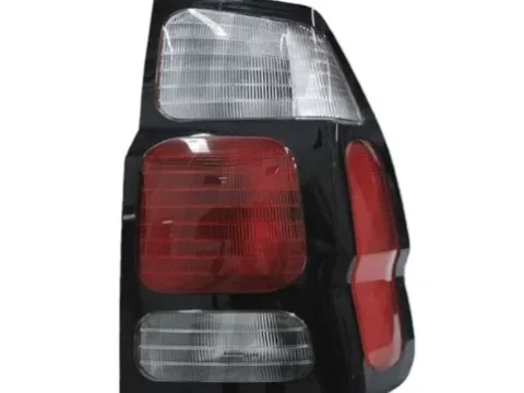 Farol trasero izquierdo de un Mitsubishi Montero Sport modelo 2005 a 2010 en color blanco y rojo.