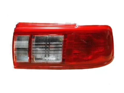 Foco trasero izquierdo de un auto Nissan V16 del año 2002 al 2004.